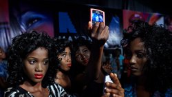 Das Mobilgerät ist eine Bank: Models an einer Modeshow in Lagos, Nigeria.