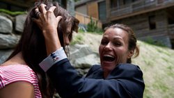 Karina Berger mit einer Teilnehmer an der Miss-Schweiz-Wahl 2011. (Bild: Keystone)