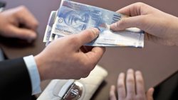 Extra-Zahlung: Die UBS weitet die Gebühren auf Barbestände reicher Kunden aus.