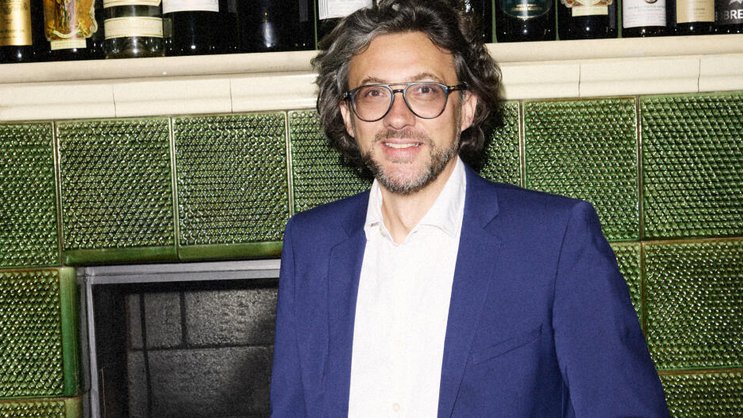 Andrin Willi ist gelernter Hotelier und gilt als einer der «profiliertesten Gastrojournalisten des Landes» («WOZ»), als Gastronomieexperte, der vom «Essen besessen» ist («Tages-Anzeiger»).