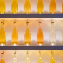 Champagner gehört zu den klassischen Cuvées. Weine verschiedener Sorten, Jahrgänge und Parzellen werden vor der zweiten Gärung kombiniert. Eine Arbeit, die sehr viel Wissen, Erfahrung und einen guten Gaumen erfordert.
