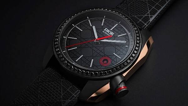 Rote Sekunde, rote Krone bei vier Uhr: Die Chiffre Noir von Dior.