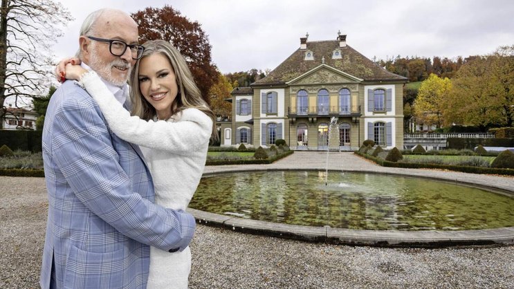 Das Paar vor seinem Schloss in Gümligen: Seit neun Jahren sind Katja und Willy Michel verheiratet.