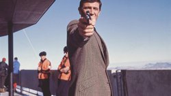 George Lazenby alias Agent 007 schiesst auf dem Schilthorn scharf in «Im Geheimdienst Ihrer Majestät» – dem Film, mit dem Mürren schlagartig berühmt wurde.