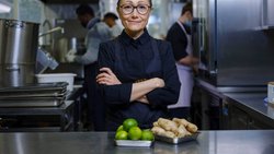 Tanja Grandits (53) führt in Basel das Restaurant Stucki (zwei «Michelin»-Sterne). Ihr Markenzeichen sind farbenfrohe Gerichte mit Kräutern und Blumen aus eigenem Garten.