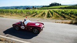 Vorbei an Pinien, Reben und Olivenhainen: Ein AC Ace, Jahrgang 1954, donnert durch die Landschaft Italiens.