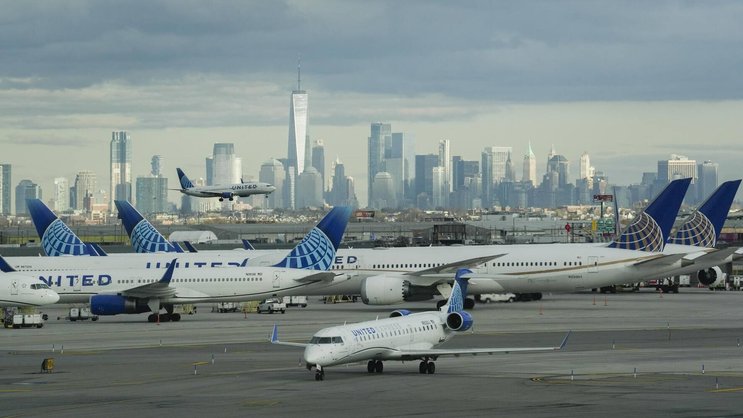 Blick vom Flughafen Newark auf die Skyline von Manhattan: Die zwei längsten Flüge der Welt verbinden die Flughäfen JFK und Newark in New York mit dem Stadtstaat Singapur.