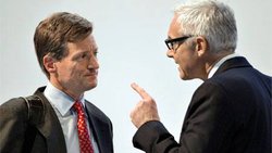 CEO Brady Dougan (l.) verteidigt das Investment Banking und weiss Aktionäre hinter sich. Schwierig für Präsident Urs Rohner.