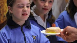 Einem Mädchen wird «Stinking Bishop» offeriert: Der englische Käse ist für seinen intensiven Geruch berühmt.
