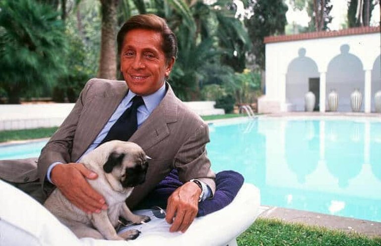 Der italienische Modeschöpfer Valentino Garavani mit seinem Hund in seiner Villa in Rom am 29. September 2000, Italien. (Photo by Gianni GIANSANTI/Gamma-Rapho via Getty Images)