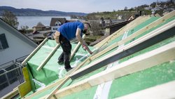 Eigenheimbesitzer sind seit Anfang 2026 bei Baumängeln, etwa solchen am Hausdach, besser geschützt.