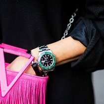 Investitionsgut: Rolex-Uhr am Handgelenk einer Influencerin.