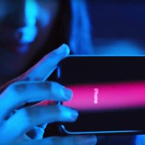Nutzerin mit iPhone: Abhängigkeit vom Smartphone ist die Schwachstelle von Apple.