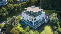 Rüschlikon: Die 9-Zimmer-Villa mit sieben Schlaf- und fünf Badezimmern verfügt über Indoor-Swimmingpool, Fitnessraum, Hamam, fünf Garagenplätze sowie Berg- und Seesicht. Preis: ab 14 Millionen Franken.