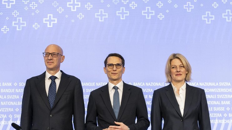 Die SNB belässt den Leitzins bei Null: Präsident Martin Schlegel (Mitte), Vize Antoine Martin (links) und Petra Tschudin, Mitglied des SNB Direktoriums, vor den Medien am 24. September 2026 in Bern.
