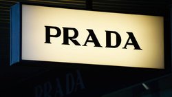 Prada-Logo an der Zürcher Bahnhofstrasse: Die Edelmarke zieht um. (Bild: Keystone)