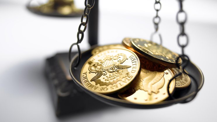 Abwägen in stürmischen Zeiten: Trotz hoher Volatilität bleibt Gold bei Anlegern hoch im Kurs.