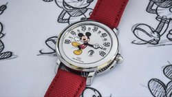 Die Mickey-Mouse-Uhr in Dan Browns Büchern ist mehr als ein Accessoire, doch sie ist nicht genau definiert. Im Bild eine Maus-Uhr von Gérald Genta.