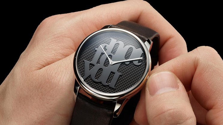 Manuel Emch, Lenker von Louis Erard, bringt jedes Jahr eine auf 178 Stück limitierte Edition einer Künstleruhr heraus. 2026 beehrt ihn Monica Bonvicini mit «not for you», einem ihrer ikonischen Werke im Miniaturformat.