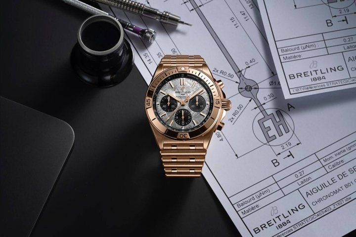 Chronomat B01: Gehäuse: 42 mm, Rotgold Kaliber: Breitling 01 (Manufakturkaliber) Gangreserve: ca. 70 h Preis: 25’500 Fr. mit Kautschukband; 45’000 Fr. mit Rouleaux-Band aus Rotgold.
