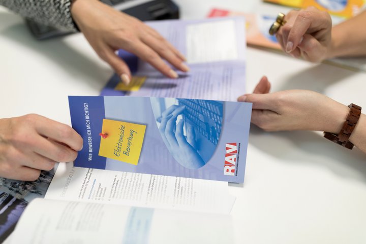 Eine Aargauerin bezog illegal über 17'000 Franken Arbeitslosengeld. (Archivbild)