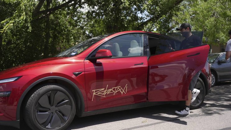 Robotaxi von Tesla in Austin Texas: Die autonom fahrenden Wagen fahren offenbar noch nicht fehlerfrei.