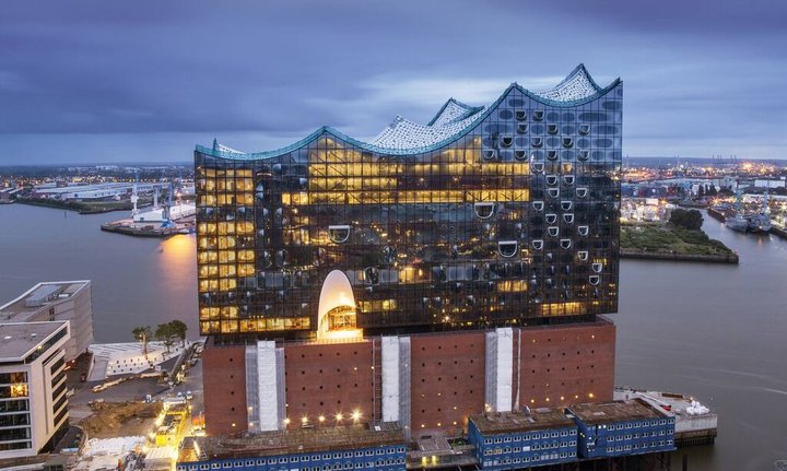 elbphil_mit-sockel.jpg