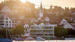 Häuser in Rüschlikon am Zürichsee: Eine Abschaffung des Eigenmietwerts würde Wohneigentümer vor neue Herausforderungen stellen.