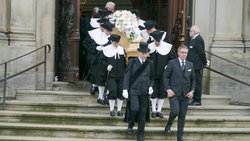 140 Gäste kamen in die Hamburger Michaelis-Kirche: Abdankungsfeier für Klaus-Michael Kühne.