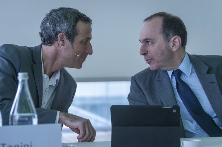 Christoph Tonini, Vorsitzender der Unternehmensleitung Tamedia, links, und Pietro Supino, Verwaltungsratspraesident Tamedia, rechts, praesentieren die Jahresbilanz 2017 von Tamedia, am Dienstag, 13. Maerz 2018, in Zuerich. (KEYSTONE/Melanie Duchene)