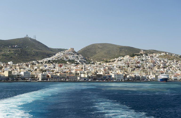 Syros in Griechenland bietet alles, was man in den Griechenland-Ferien will – aber mit viel weniger Gedränge.