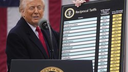 Im April 2025 schockte US-Präsident Donald Trump die Welt mit seiner Zoll-Tafel.