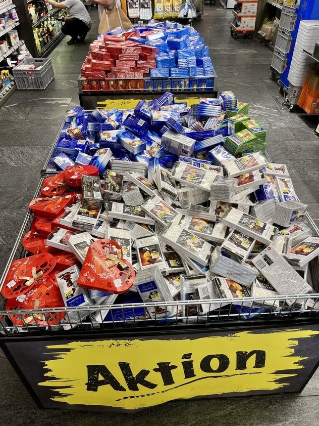 Seither hat Lindt die Preise gesenkt. Und auch die Supermärkte haben grosse eigene Rabattaktionen.