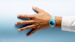 Die neue Art Watch von Ressence: Kunst von Daniel Engelberg am Handgelenk.