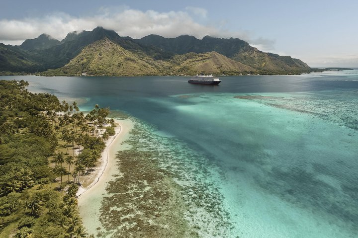 Opunohu Bay in Mo'orea, French Polynesia