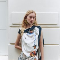 DIOR Drapiertes Kleid aus Seidentwill mit Blumenmotiv, Hortensienohrringe aus Metall.
