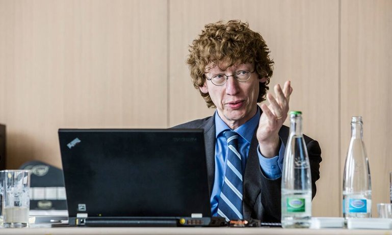 private-banking-jury-throsten-hens.jpg