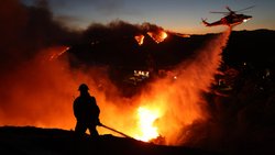 Waldbrände verwüsteten Anfang Jahr grosse Teile Kaliforniens. Solche Naturkatastrophen treiben die Preise für Rückversicherungen.