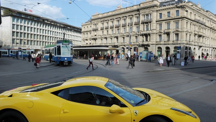 Ferrari am Zürcher Paradeplatz: Laut einer Studie gehen Bankerinnen und Banker, die Ferrari fahren, höhere Risiken mit dem Geld ihrer Kundschaft ein.