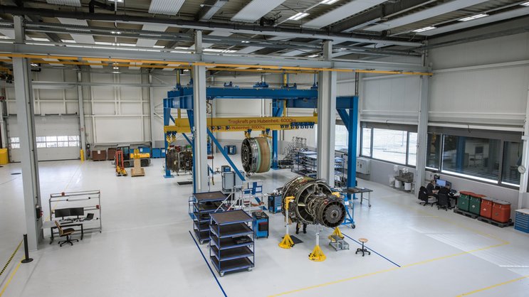 Hier wurde einst Mineralwasser abgefüllt, jetzt werden in der Halle Triebwerke gewartet.
