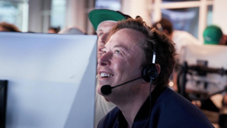 SpaceX-Gründer und Tesla-Chef Elon Musk beobachtet den ersten Testflug des SpaceX-Starship in Boca Chica, Texas, im April 2023.