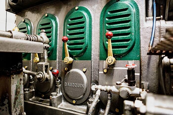 Oldtimermotor Baudouin DK4 mit zeitgemaessen Abgasvorrichtungen