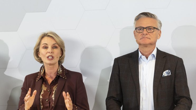 Haben grosse News zu verkünden: Ursula Nold, Präsidentin Migros-Genosschenschafts-Bund, spricht neben Mario Irminger, Präsident Generaldirektion Migros-Genosschenschafts-Bund, während der Medienkonferenz der Migros am Montag, 26. Oktober 2026, in Bern.