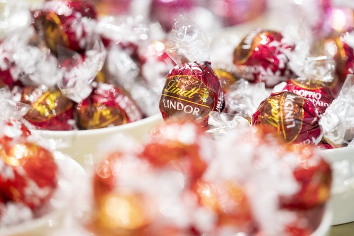 Lindor chocolate balls of Lindt and Spruengli during a press conference on the company's full-year results for 2023, in Kilchberg, Switzerland, Tuesday, March 5, 2024. (KEYSTONE/Ennio Leanza)
Lindor chocolate balls of Lindt and Spruengli during a press conference on the company's full-year results for 2023, in Kilchberg, Switzerland, Tuesday, March 5, 2024. (KEYSTONE/Ennio Leanza)