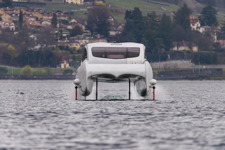 Das Boot fliegt über das Wasser.