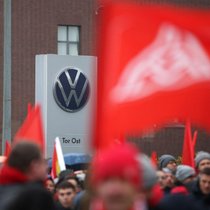 Die Belegschaft von VW ist nicht glücklich über die vorgesehenen Sparmassnahmen.