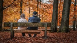 Rentner_Altersvorsorge_AHV_Pensionskasse_Personen_Paar_Herbst_Alter