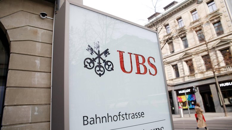 Schriftzug der UBS am Paradeplatz in Zürich.