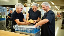 UBS Helpetica Backen mit Freiwilligen