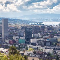 Blick auf die Stadt Zürich: Hohe Standortattraktivität und Zuzug internationaler Fachkräfte treiben die Wohnungspreise.